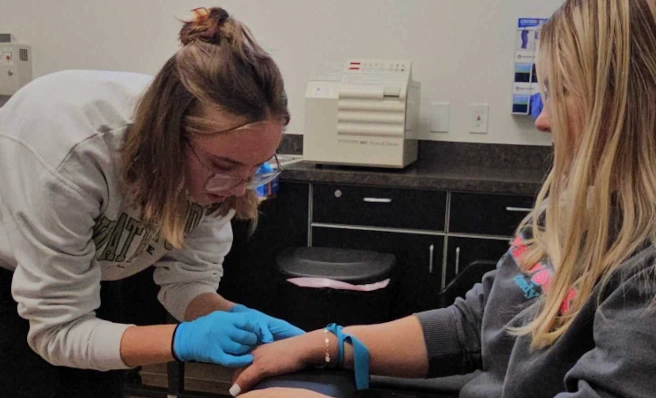 {{ school.name }} student training to apply an IV to a patient {{ school.name }} student training to apply an IV to a patient